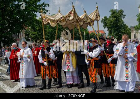 Lowicz, Polen - 11 2020. Juni: Ein nicht identifiziertes polnisches Volk trägt traditionelle Volkskostüm Lowicz, während der Fronleichnamsprozession Stockfoto