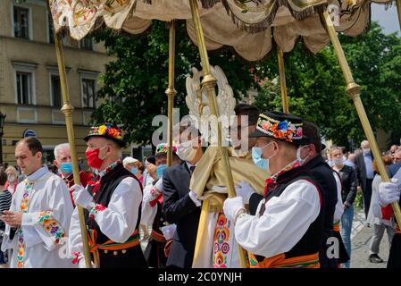 Lowicz, Polen - 11 2020. Juni: Ein nicht identifiziertes polnisches Volk trägt traditionelle Volkskostüm Lowicz, während der Fronleichnamsprozession Stockfoto