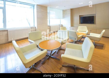Runder Tisch und elegante Stühle im Luxus hotel Lobby Stockfoto