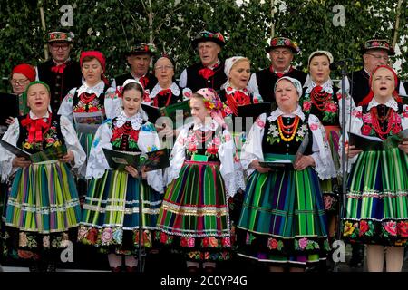 Lowicz, Polen - 11 2020. Juni: Ein nicht identifiziertes polnisches Volk trägt traditionelle Volkskostüm Lowicz, während der Fronleichnamsprozession Stockfoto