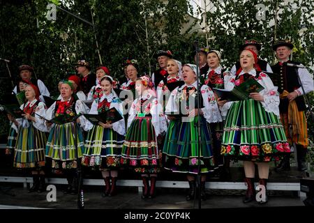 Lowicz, Polen - 11 2020. Juni: Ein nicht identifiziertes polnisches Volk trägt traditionelle Volkskostüm Lowicz, während der Fronleichnamsprozession Stockfoto