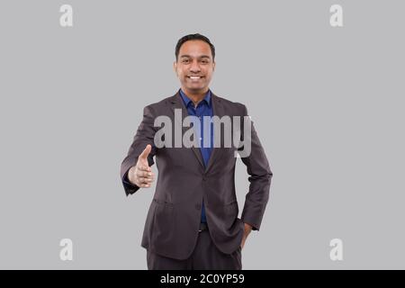 Indian Male Geschäftsmann bietet Hand zu schütteln. Begrüßung und Begrüßung. Konzept für Unternehmenswerbung. Geschäftsmann Hand Shake Stockfoto