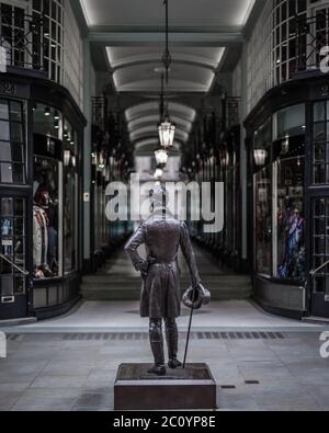 Die Statue von George Bryan 'Beau' Brummell, einem Modeschöpfer im Regency England am Eingang der Piccadilly Arcade in Mayfair. Stockfoto