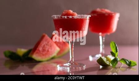 Erfrischende Sommer gefrorene Wassermelone Margaritas Stockfoto