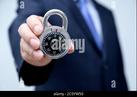 Geschäftsmann mit Schloss. Sicherheitskonzept für Unternehmen. Stockfoto