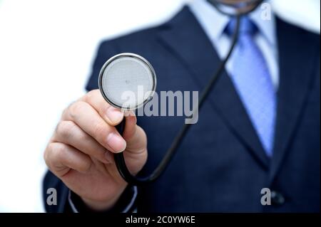 Geschäftsmann mit Stethoskop in der Hand. Stockfoto