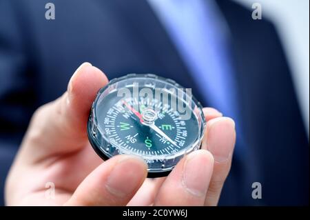 Geschäftsmann hält einen Kompass in der Hand. Geschäftskonzept. Stockfoto