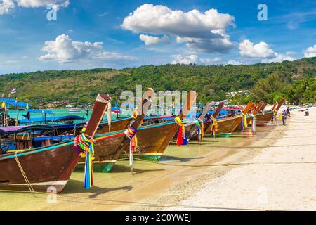 Traditionelles thai Longtail Boot am Log Dalum Beach auf Phi Phi Don Insel, Thailand an einem Sommertag Stockfoto