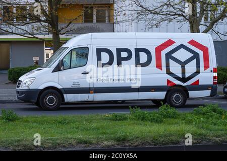 DPD Paketfahrzeug auf der Straße in Berlin Stockfoto