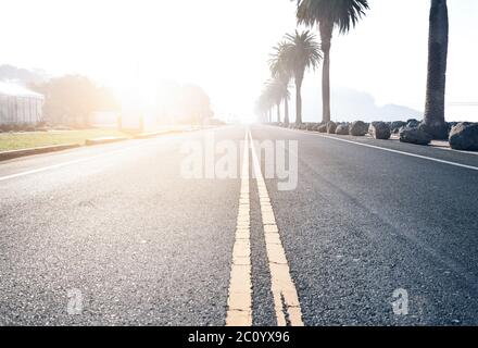 Ländliche leer Asphaltstraße in der Nähe von Wasser bei Sonnenaufgang in San Francisco Stockfoto