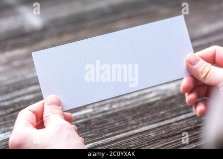 Hände mit weißem Papier Stockfoto