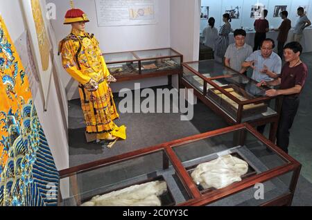 (200613) -- HUZHOU, 13. Juni 2020 (Xinhua) -- Wang Yishi (1. R) hört die Bekanntmachung für die Aufbewahrung von Seidenprodukten in seinem Jili Seidenmuseum in der Stadt Huzhou, Ostchina Zhejiang Provinz, 11. Juni 2020. Die Seide von Jili, die im Dorf Jili in Huzhou hergestellt wird, ist für ihre hohe Qualität bekannt. Es wurde als Material für die Herstellung von Seilen für chinesische Kaiser seit der Mitte der Ming-Dynastie (1368-1644) bezeichnet. 2011 wurde die Herstellung der Seide als eines der nationalen immateriellen Kulturgüter aufgeführt. Es ist weltweit bekannt seit 1851, als Jili Seide gewann den ersten Goldpreis für China während der W Stockfoto