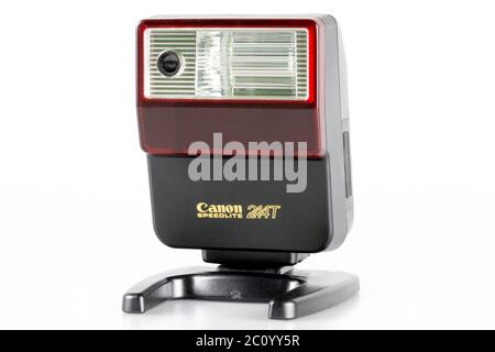 Canon Speedlite 244T separat auf einem Ständer mit weißem Hintergrund Stockfoto