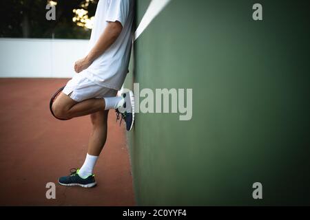 Kaukasischer Mann Training auf einem Tennisplatz Stockfoto