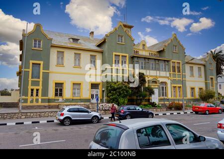 Swakopmund, Namibia - 25. Nov 2015: Swakopmund Stadtbild, Kolonialhaus in Swakopmund, Namibia in Afrika. Grüne, gelbe Farben mit blauem, sonnigem Himmel Stockfoto