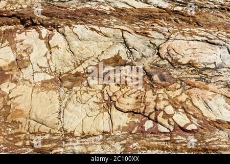 Detail, Nahaufnahme von Sandstein Hintergrundstruktur. Grau braun satte Naturfarben mit Rissen Stockfoto