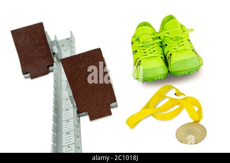 Trainer Schuhe, Startblock und Goldmedaille auf weißem Hintergrund Stockfoto