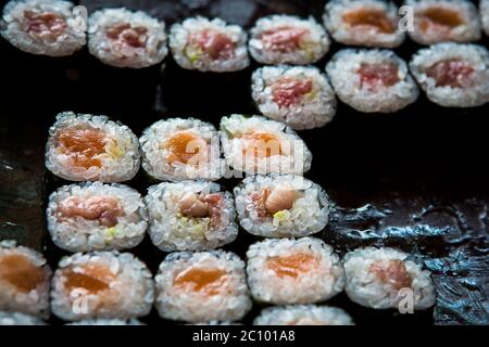 Eine Platte Sushi Maki im japanischen Fusion-Restaurant Sushi Samba auf dem Dach im Heron Tower, Bishopsgate, London Stockfoto