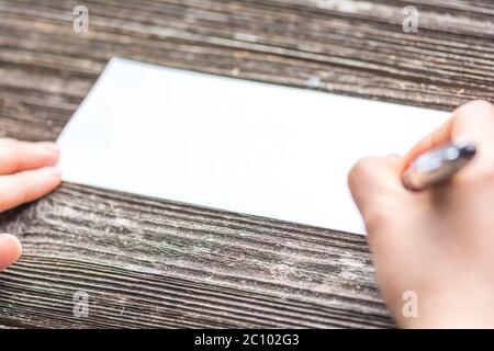 Geschäftsfrau Schrift auf weißem Papier auf Tisch Stockfoto