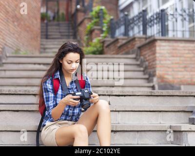 Outdoor Sommer lächelnd Lifestyle-Porträt von hübschen jungen Frau in der Stadt in Europa Stockfoto