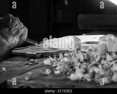 Professioneller Geigenbauer Handwerker, der eine handgefertigte Violine mit alter traditioneller Stradivarius Handwerkskunst, genauer Auto, anfertigte Stockfoto