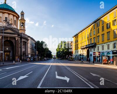 Bergamo, Lombardia, Italien, 14/07/2019, Viale Papa Giovanni XXIII von Largo Porta Nuova aus gesehen Stockfoto