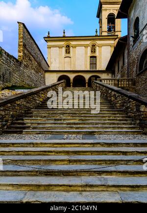 Bergamo, Italien 10/07/2018, Treppe, die zur Kirche des Heiligen Grabes und dem ehemaligen Kloster von Astino führt Stockfoto