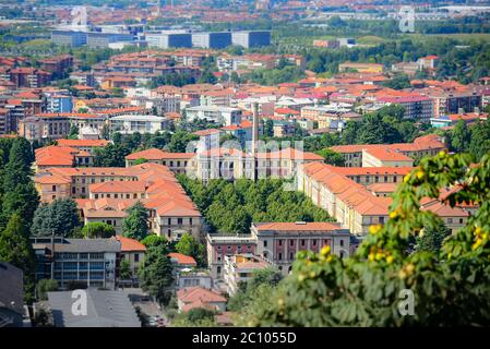 Blick von oben auf das alte und historische Krankenhaus von Bergamo (Ospedali Riuniti) und im Hintergrund das moderne Krankenhaus Papa Giovanni XXXIII - 10/0 Stockfoto