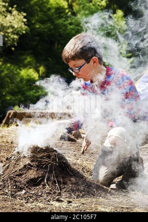 Junge mit rauchenden Holzkohle, Ennepetal, Ruhrgebiet, Nordrhein-Westfalen, Deutschland Stockfoto