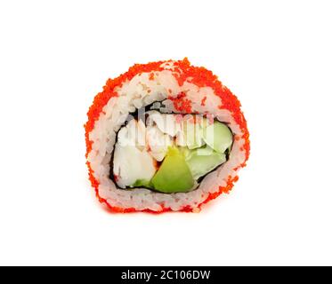 Nahaufnahme einer Sushi-Rolle in Boston oder Kalifornien mit rotem Tobiko-Kaviar isoliert auf weißem Hintergrund, Seitenansicht mit niedrigem Winkel Stockfoto