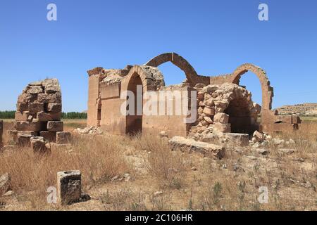 Necm Castle befindet sich in Manbij, Syrien. Das Schloss wurde im 100. Jahr vor Christus erbaut. Historische Gebäude Ruinen in der Nähe der Burg. Stockfoto