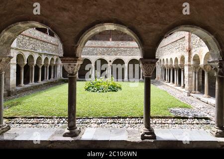 Saint-Lizier, Ariège,Frankreich 06/12/20 mittelalterliche Kathedrale Kreuzgänge und Garten. Aufwändig geschnitzte Säulen. Stockfoto