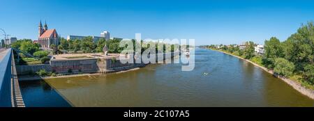 Panoramablick über Johanniskirche und Elbe in Magdeburg, Deutschland, Sommer, blauer Himmel Stockfoto