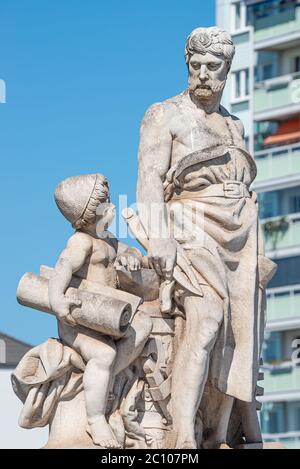 Alt und jung – alte Skulptur des Ingenieurs und seines Gelehrten auf der Zoll Brücke in Magdeburg im Zentrum am blauen Himmel, Deutschland Stockfoto