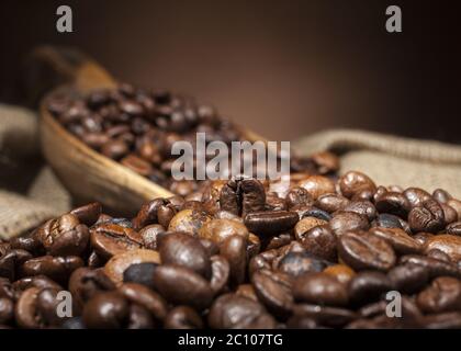 Kaffeebohnen auf Löffel Stockfoto