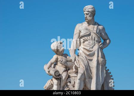 Alt und jung – alte Skulptur des Ingenieurs und seines Gelehrten auf der Zoll Brücke in Magdeburg im Zentrum am blauen Himmel, Deutschland Stockfoto