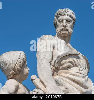 Alt und jung – alte Skulptur des Ingenieurs und seines Gelehrten auf der Zoll Brücke in Magdeburg im Zentrum am blauen Himmel, Deutschland Stockfoto