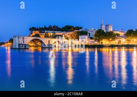 Avignon, Frankreich. Brücke von Saint Benezet und Papstpalast. Stockfoto