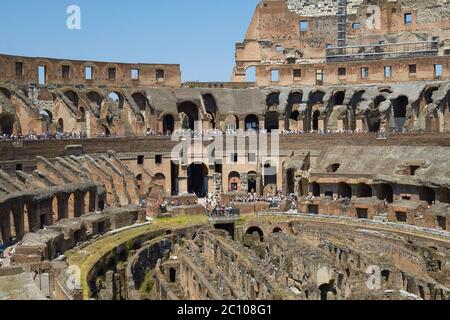 Touristen besuchen Kolosseum oder Kolosseum in Rom Italien Stockfoto