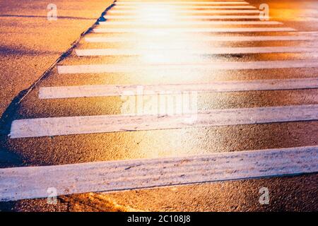 Leerer Fußgänger am Abend. Licht von Straßenlampen. Leere Straße. Stockfoto