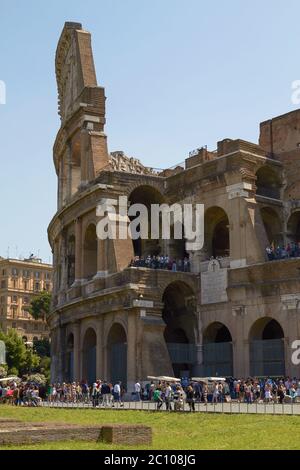 Touristen besuchen Kolosseum oder Kolosseum in Rom Italien Stockfoto