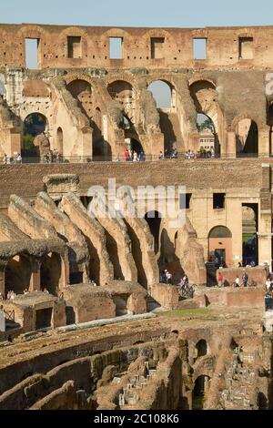 Touristen besuchen Kolosseum oder Kolosseum in Rom Italien Stockfoto