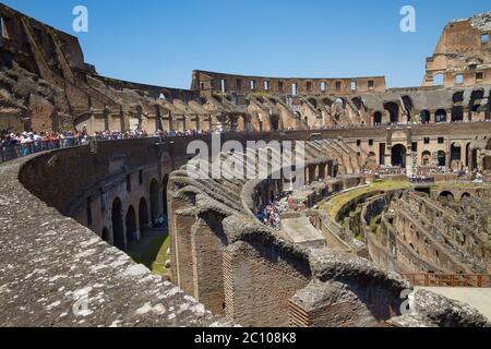 Touristen besuchen Kolosseum oder Kolosseum in Rom Italien Stockfoto