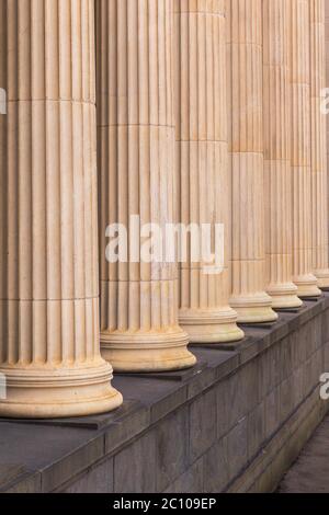 Viele alte griechische Spalten in einer Reihe Stockfoto