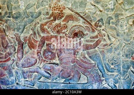 Bas Relief zeigt eine Szene aus der Schlacht von Lanka zwischen Rama und Ravana, wie im Epos Ramayana beschrieben. Ein Affensoldat kämpft gegen einen Dämon. W Stockfoto