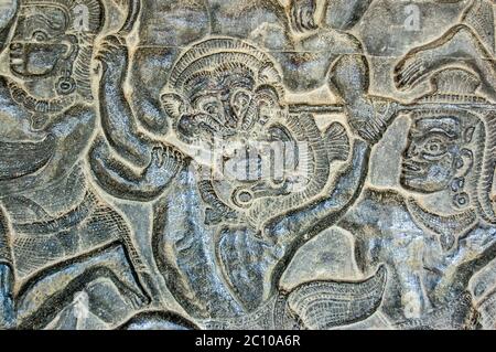 Altes Khmer Bas Relief Fries zeigt einen Affen Soldat aus der Armee des Hindu-gottes Hanuman Angriff auf einen Feind. Darstellung der Schlacht von Lanka o Stockfoto