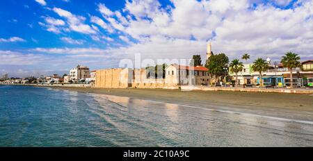 Zypern-Insel. Hauptstadt Larnaca. Charmante Promenade in der Innenstadt mit alter Festung und Minarettturm Stockfoto