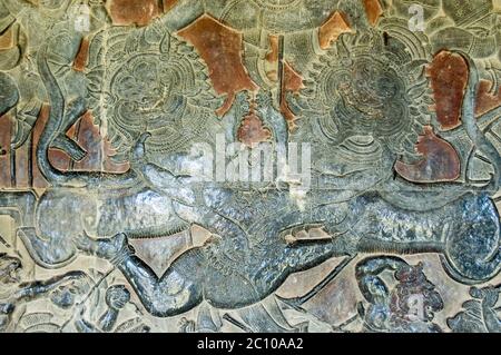 Der hinduistische affengott Hanuman kämpft in der Schlacht von Lanka zwei kaiserliche Löwen. Mauer des Angkor Wat Tempels, Angkor, Siem Reap, Kambodscha. Stockfoto