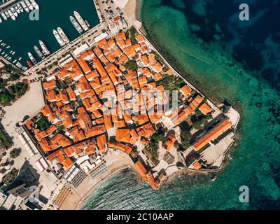 Luftaufnahme von Drohne - Altstadt Budva, Montenegro. Draufsicht Stockfoto