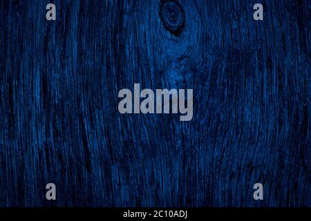 Die Textur von marineblauem Holz. Textur von altem getrocknetem Sperrholz. Klassischer blauer Hintergrund für Design. Stockfoto